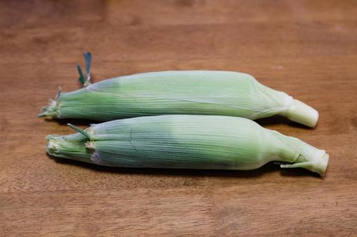 2本のトウモロコシ01 トウモロコシ,野菜,緑色の写真素材
