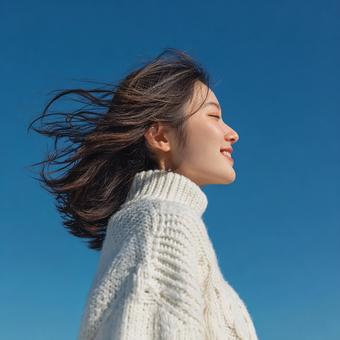 幸福感あふれる女性の横顔 幸福感あふれる女性の横顔の写真