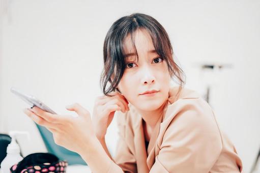 スマホでSNSをチェックする若い女性 スマホでSNSをチェックする若い女性 部屋,web,送信の写真素材