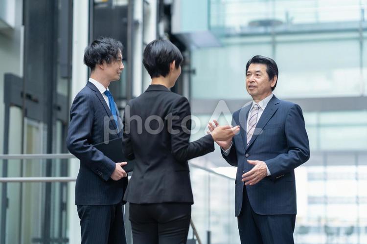 オフィスで打ち合わせをするビジネスマン ビジネス,会議,ビジネスマンの写真素材