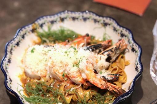 Photo, linguine, pasta, tiger prawn (penaeus monodon), 