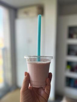 手作りのいちごスムージーと青いストロー 手作りのいちごスムージーと青いストロー スムージー,いちご,ドリンクの写真素材