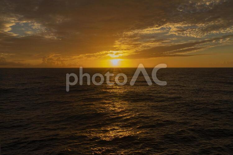 おがさわら丸からの夕焼け 小笠原,おがさわら丸,航海の写真素材