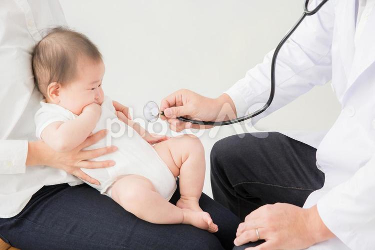 赤ちゃんと医者 赤ちゃん,医者,聴診器の写真素材