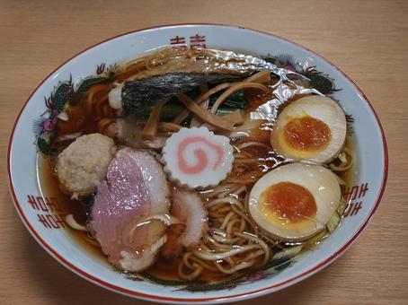 昭和なラーメン屋さんの定番醤油ラーメン 昭和なラーメン屋さんの定番醤油ラーメン ラーメン,醤油,味玉の写真素材