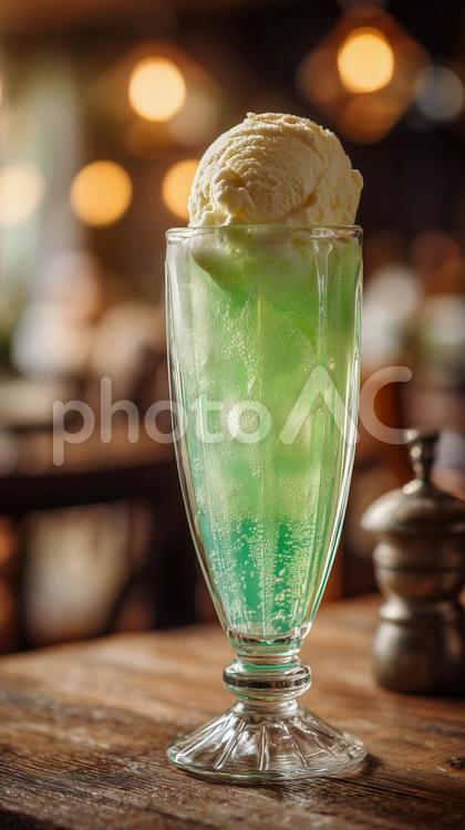 レトロカフェで楽しむメロンクリームソーダ メロンソーダ,アイスクリーム,バニラアイスの写真素材
