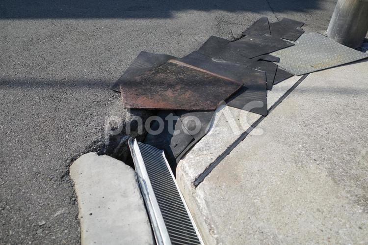 がたがたの側溝 舗装道路,側溝,鉄板の写真素材