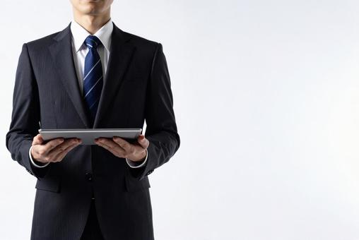 タブレットPCを持つビジネスマン男性 タブレットPCを持つビジネスマン男性の写真