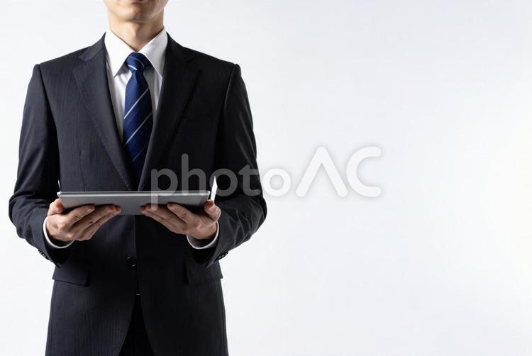 タブレットPCを持つビジネスマン男性 タブレットpc,ビジネス,人物の写真素材
