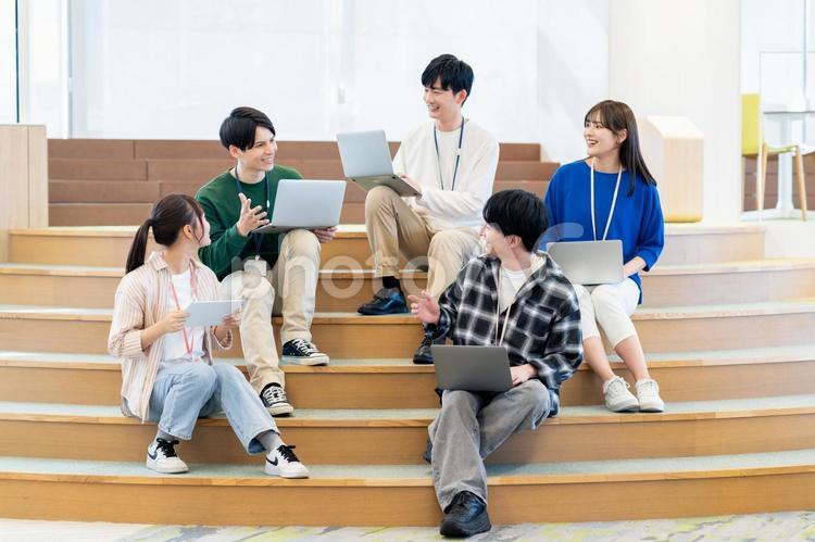 オフィスで働く若いエンジニア ビジネス,エンジニア,ミーティングの写真素材