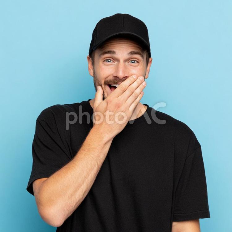 照れくさそうに笑う、ひげの男性 男性,笑う,笑顔の写真素材
