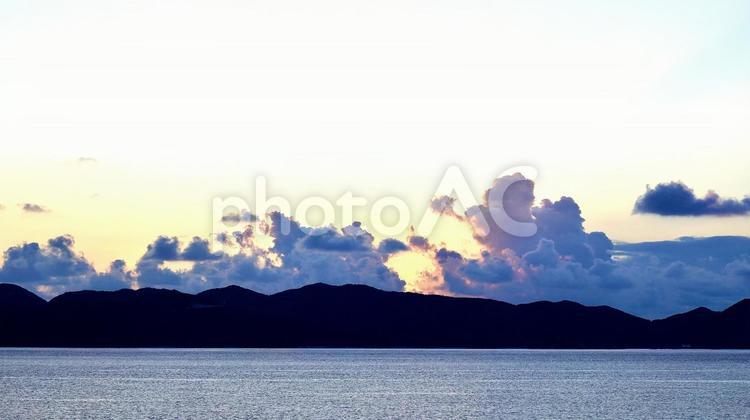 阿嘉島から見た慶良間諸島渡嘉敷島の朝焼け 阿嘉島から見た慶良間諸島渡嘉敷島の朝焼け 渡嘉敷島,慶良間諸島,阿嘉島の写真素材