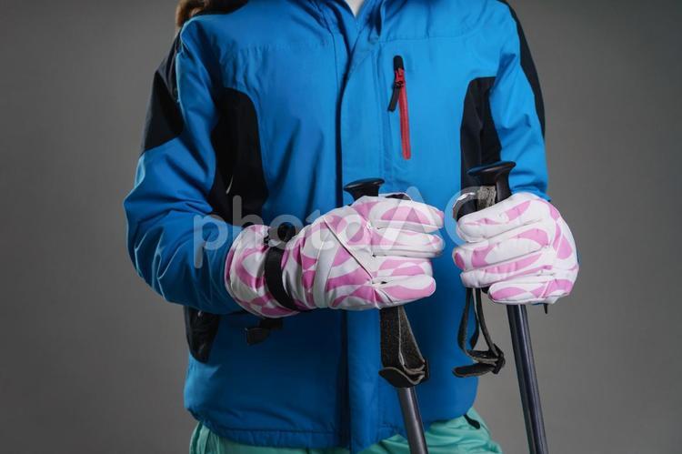 スキーのストックを持つ女性の手元 冬,スポーツ,ウィンタースポーツの写真素材