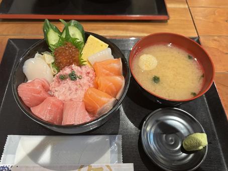 海鮮丼 海鮮丼,刺身,外食の写真素材