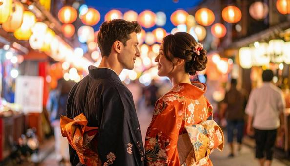 祭りの中を歩く浴衣姿の男女 祭りの中を歩く浴衣姿の男女の写真