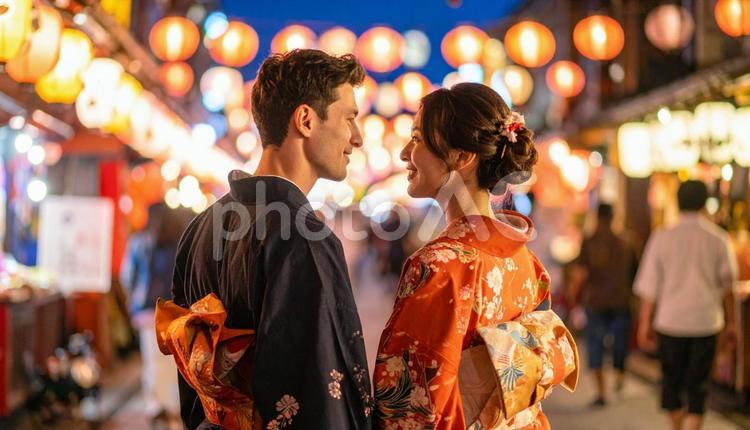 祭りの中を歩く浴衣姿の男女 夏,祭り,夏祭りの写真素材