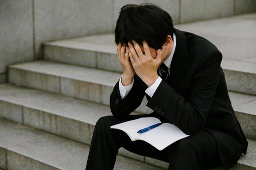 大学受験に落ちた瞬間の学生の写真