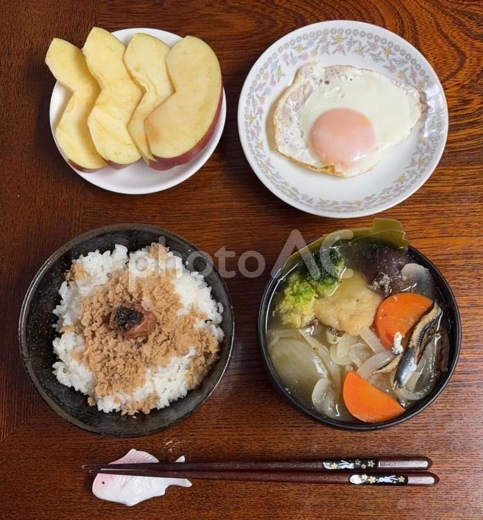 ご飯にさばフレークとかつお梅などの朝食 朝食,朝ご飯,ご飯の写真素材