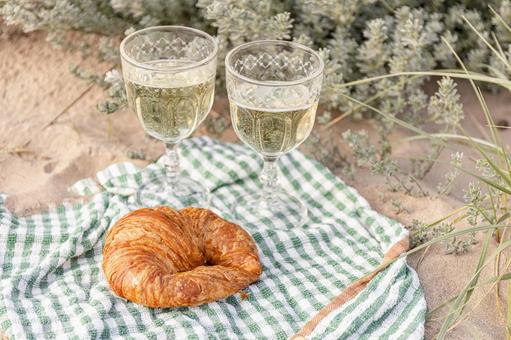 クロワッサンとグラスに入った飲み物 クロワッサン,パン,ワイングラスの写真素材