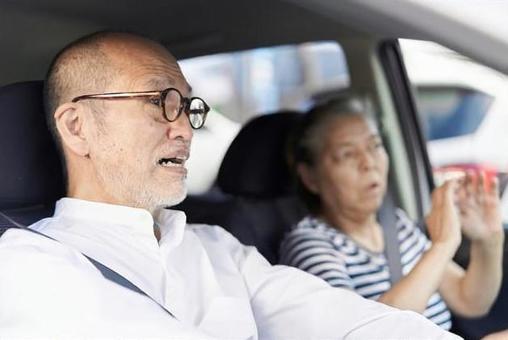 開車時容易撞車的老年司機 開車時容易撞車的老年司機