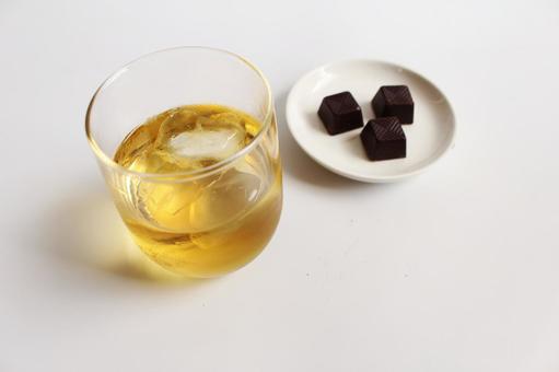 ウイスキーとチョコレート ウイスキーとチョコレートの写真