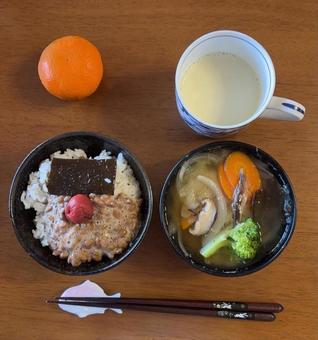昆布ご飯に納豆とかつお梅などの朝食 昆布ご飯に納豆とかつお梅などの朝食 朝食,あきたこまち,ご飯の写真素材