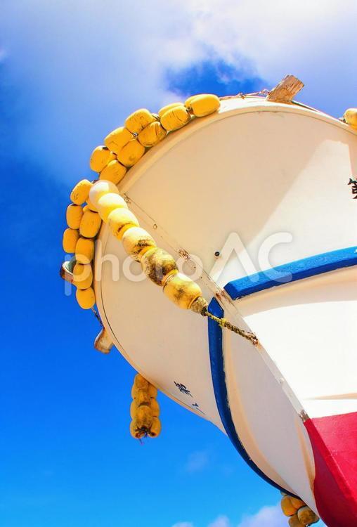 夏のイメージ～ 見上げてた喜界島漁港の漁船  夏,イメージ,素材の写真素材