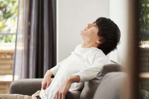 放鬆在客廳的亞裔人, JPG 放鬆在客廳的亞裔人, JPG