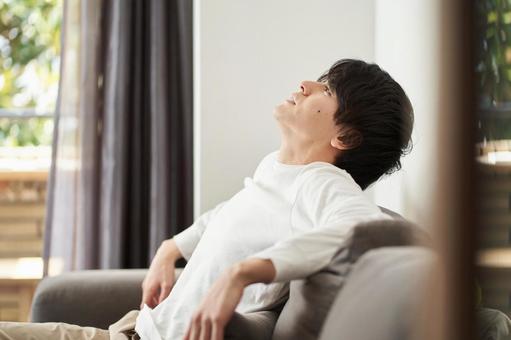 Asian man relaxing in the living room, человек, расслабься, чтобы расслабиться, JPG