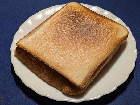 家庭で焼いたホットサンドイッチ 家庭で焼いたホットサンドイッチ サンドイッチ,食パン,白いフローラルディッシュの写真素材