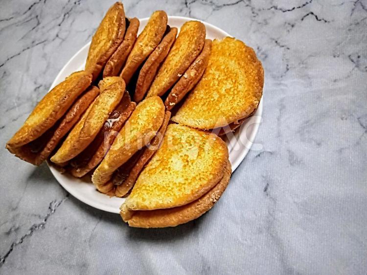 お皿の上の焼き菓子　おやつ おやつ,焼き菓子,洋菓子の写真素材
