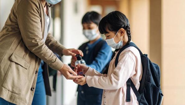 病室に入る前に手指消毒をする見舞客の家族 病室に入る前に手指消毒をする見舞客の家族の写真
