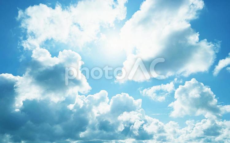 爽やかな青空_4_太陽の眩い輝き_横位置 青空背景,空,雲の写真素材