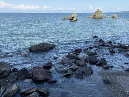 潮の音に包まれる夫婦岩の浜 潮の音に包まれる夫婦岩の浜 海,夫婦岩,青空の写真素材