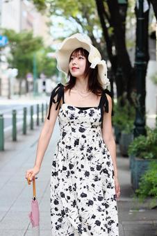 ケヤキ並木の舗道を歩く女性 ケヤキ並木の舗道を歩く女性 女性,舗道,歩くの写真素材