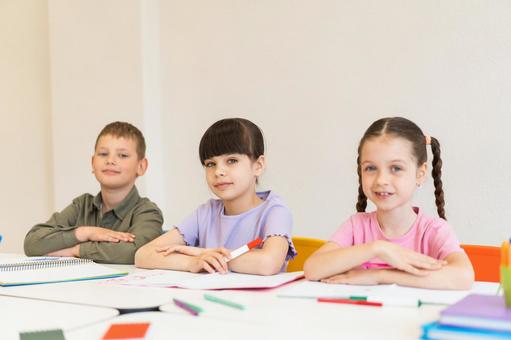 カメラ目線の生徒たち 男の子,女の子,子どもの写真素材