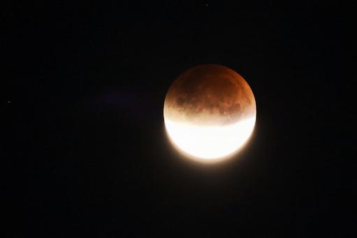 神秘的な皆既月食の瞬間 神秘的な皆既月食の瞬間の写真
