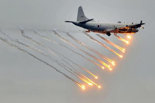フレアを放出するP-3C pー3c,海上自衛隊,哨戒機の写真素材