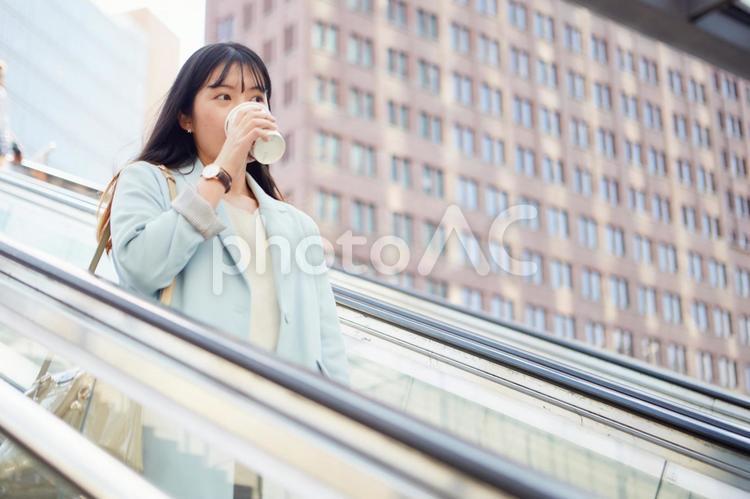 テイクアウトのコーヒーを飲む日本人女性6 女性,日本人,アジア人の写真素材