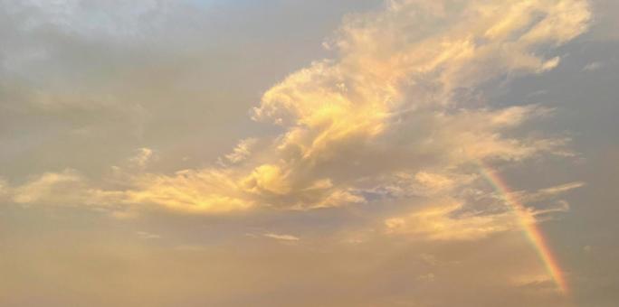 夕暮れの空に架かる虹 夕暮れの空に架かる虹の写真