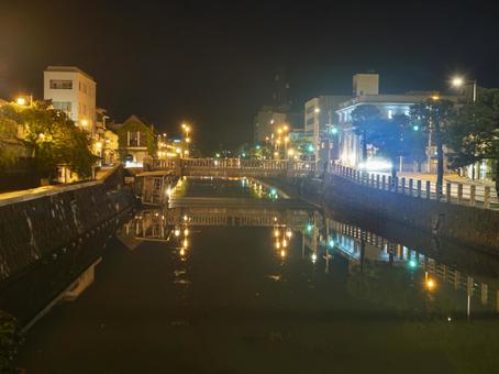 夜の川面に揺れる灯り 夜景,川面,街灯の写真素材