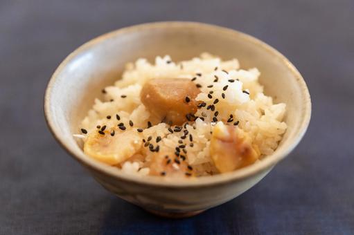 ごま塩をふりかけた炊きたての栗ご飯 栗ご飯,炊きたて,ご飯の写真素材