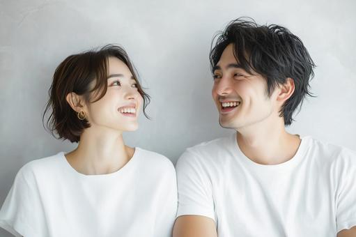 笑顔で見つめ合う男女カップル 笑顔で見つめ合う男女カップルの写真