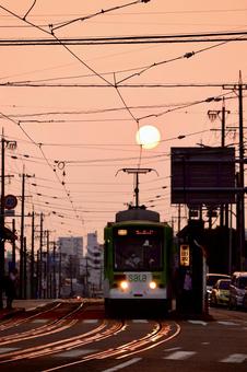 夕日と路面電車 豊橋市 東田坂上電停 夕日と路面電車 豊橋市 東田坂上電停の写真