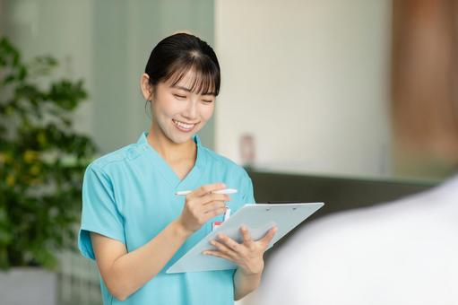 患者を問診する若い女性医師 若い,医師,女性の写真素材