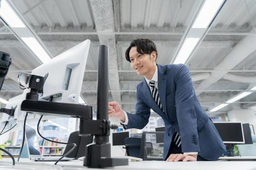 オフィスで仕事をする若いビジネスマン オフィスで仕事をする若いビジネスマン ビジネス,ビジネスマン,エンジニアの写真素材