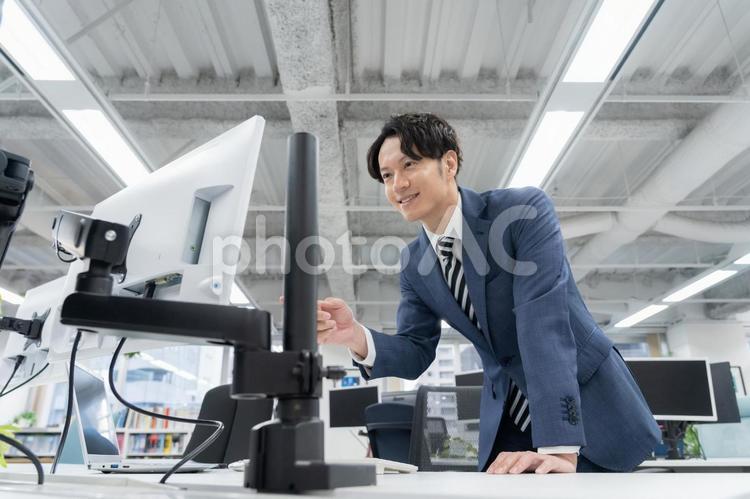 オフィスで仕事をする若いビジネスマン ビジネス,ビジネスマン,エンジニアの写真素材