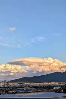 レンズ雲 レンズ雲 霧,屋外で,色の写真素材