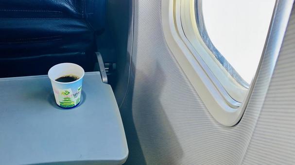 飛行機の機内サービス珈琲 飛行機の機内サービス珈琲 飛行機,機内,窓の写真素材