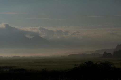 朝焼けに浮かぶ二子山の写真